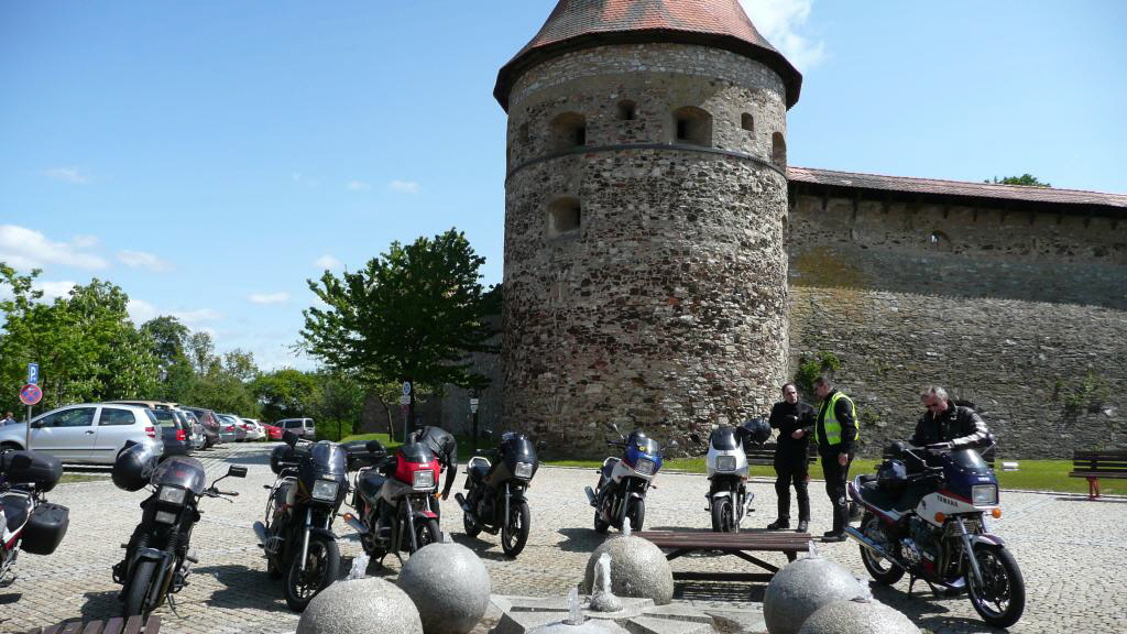 XJ am Brunnen